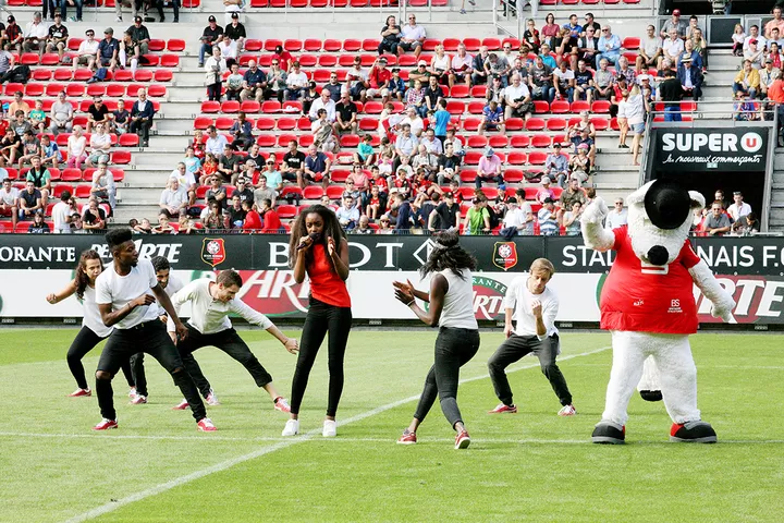 srfc-caen_11-09-2016_chanteuse_danseurs_10.jpg